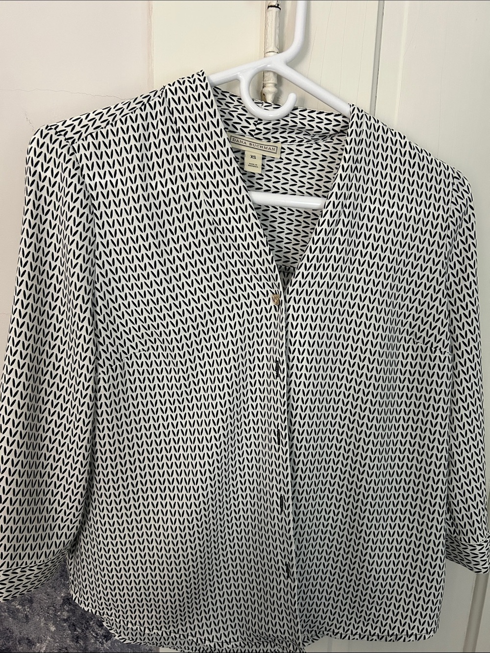 Dana Buchman Black & White Geometric Button-Front Blouse